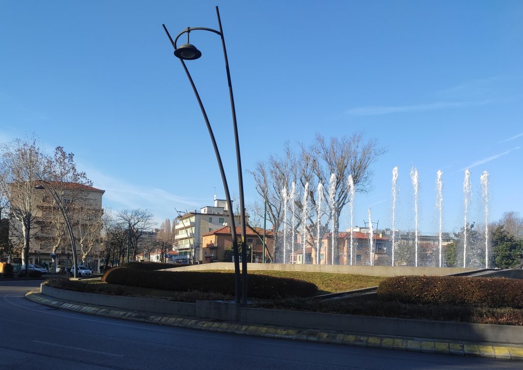 Piazzale Giovannacci e la farmacia sullo sfondo