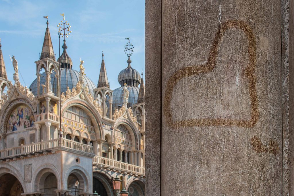 4 Urbs Scripta Grande Corno Dogale Dipinto In Porpora Su Un Pilastro Interno Delle Procuratie Della Piazzetta