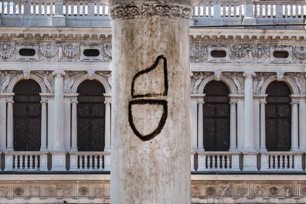 5 Urbs Scripta Corno Dogale Con Scudo Sul Lato Interno Della Loggia Foscara Di Palazzo Ducale