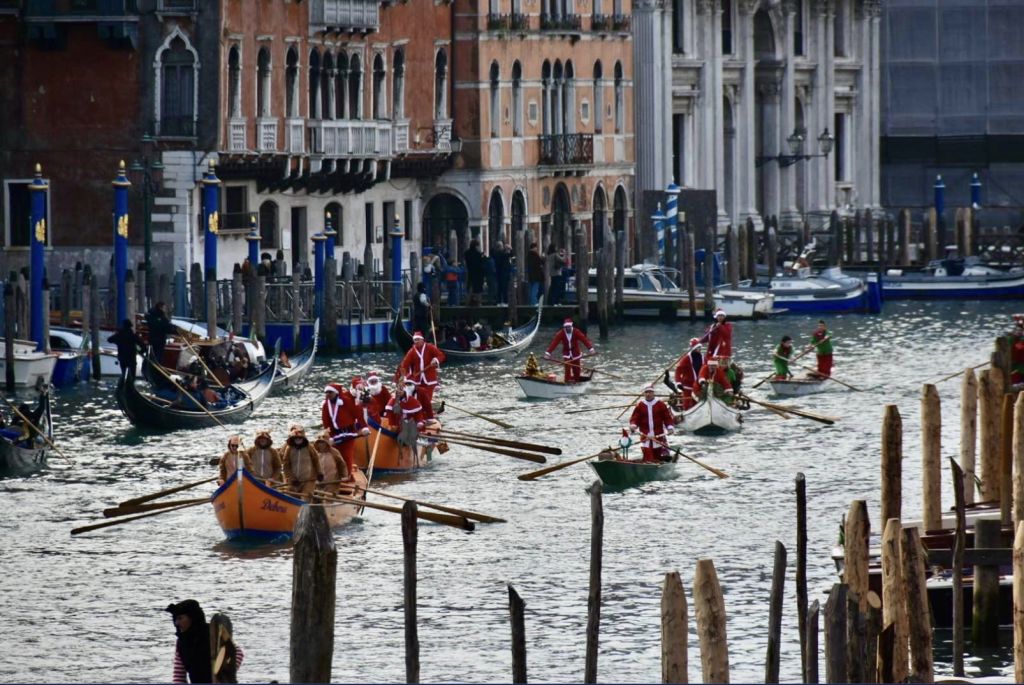Babbi Natale In Canal Grande
