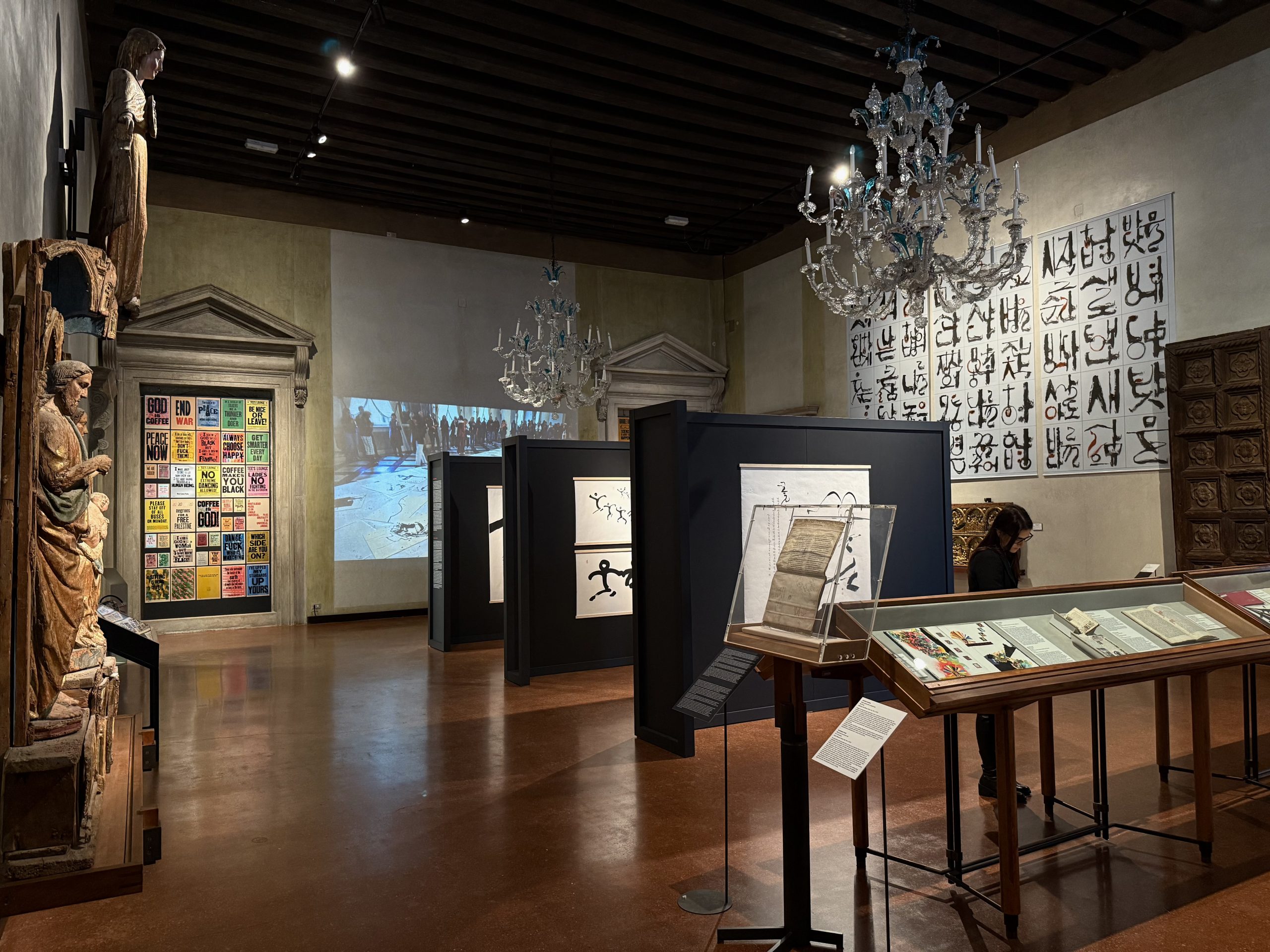 Personnages Correr Hall du musée Quatre portes