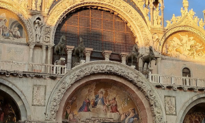 Fachada central oriental de la basílica