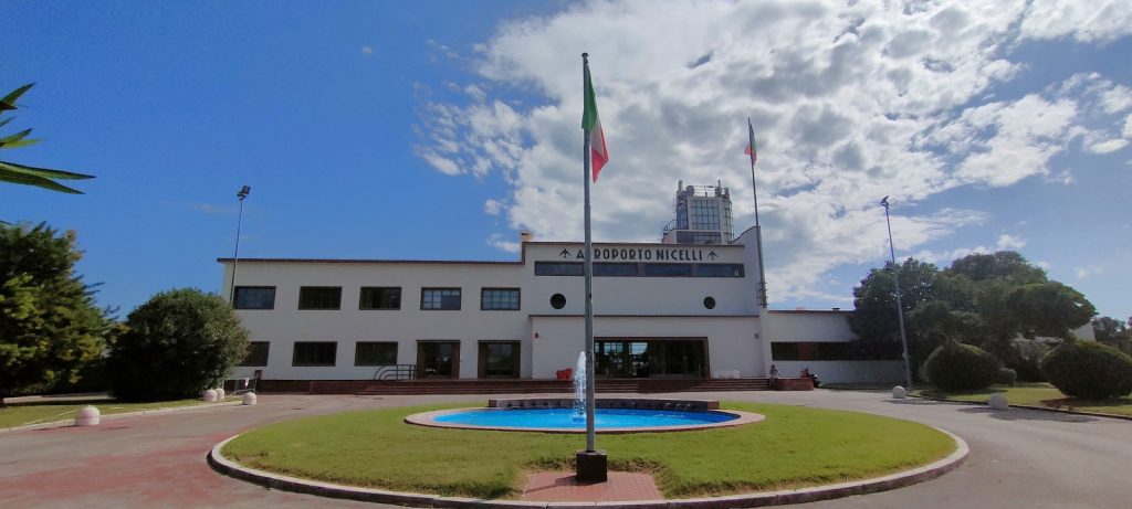 6a91b6985abbd 6a91b6985abc0aeroporto Nicelli, Ingresso Con Fontana. Foto Di Vittorio Baroni.jpeg
