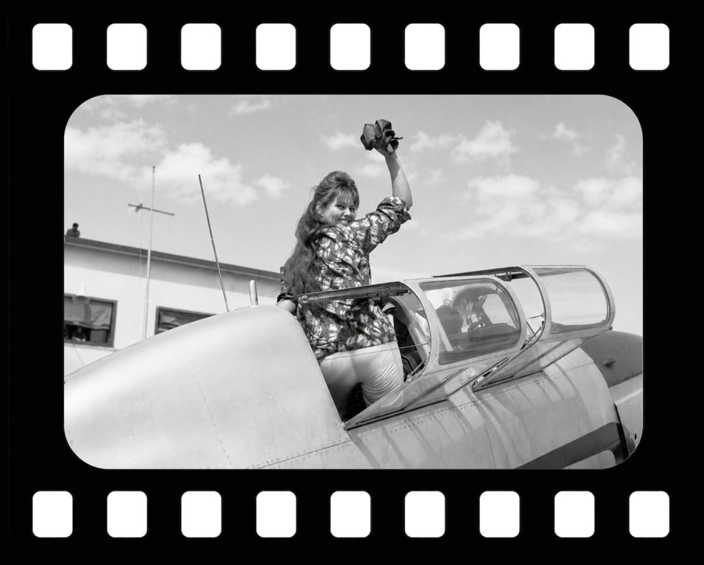 Fotogramma 9 Cinema Claudia Cardinale Al Nicelli Aereo Fiat G.4. Credito Archivio Vittorio Pavan Mostra 100° Nicelli