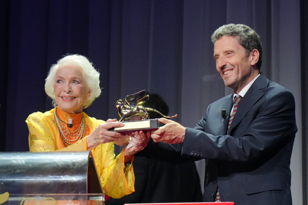 119590 Award Ceremony Ellen Burstyn And Pietrangelo Buttafuoco Ph. Andrea Avezz Courtesy Archivio Storico La Biennale Di Venezia 3