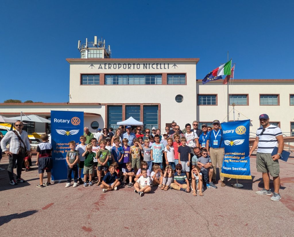Foto Aerostazione Con Gruppo Nicelli Fly Inn Venice Iffr Rotary Con Bambini