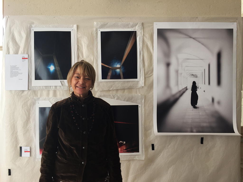 Chiara Mazzeri posa davanti al suo progetto per Letterature Urbane