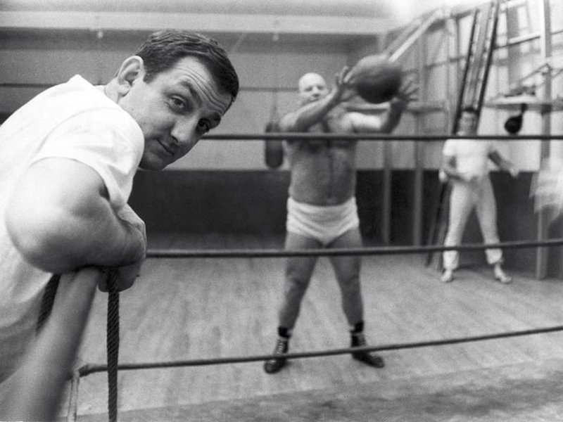 Roberto Coaloa - foto in bianco e nero con Lino Ventura appoggiato al ring