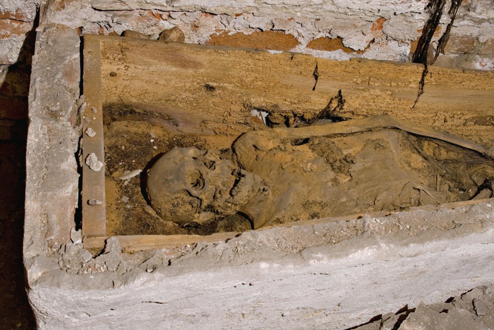 il fiume di ossa ed una mummia nelle segrete della chiesa di santa maria maggiore