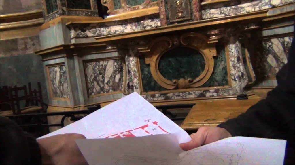 i ricercatori con le mappe nella chiesa di santa maria maggiore