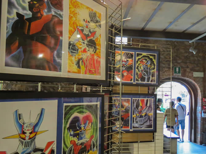 parete con i quadri dei fumetti sposti durante il festival