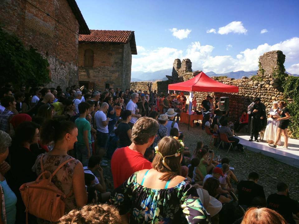 Ricetto Di Candelo - momento della gara di cosplay sul palco con persone travestite sul palco ammirate dagli spettatori