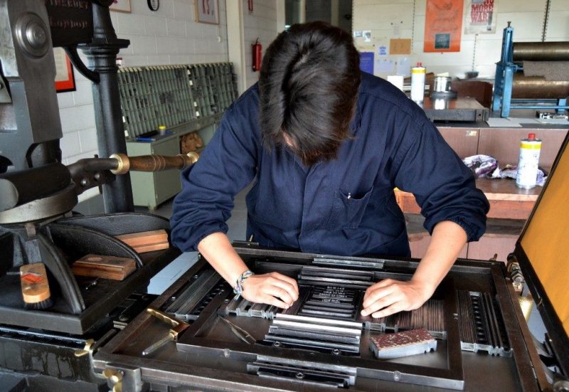 stampa - tipografo al lavoro