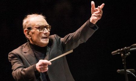 Ennio Morricone dirige l'orchestra durante un concerto per i 60 anni di carriera