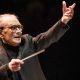 Ennio Morricone dirige l'orchestra durante un concerto per i 60 anni di carriera