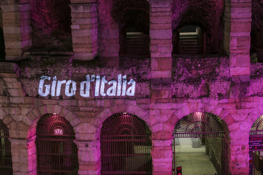 L'Arena di Verona illuminata in occasione della tappa finale del Giro