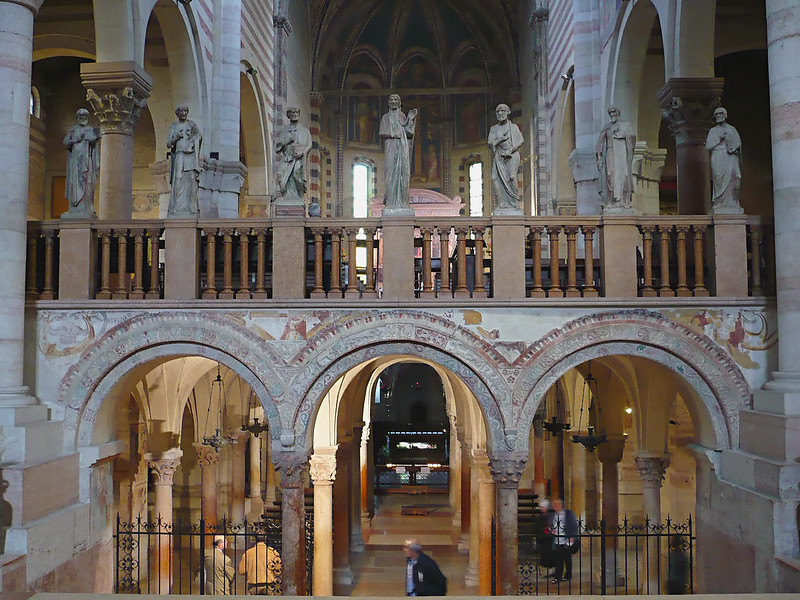 L'interno della Basilica di San Zeno