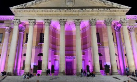Palazzo Barbieri: facciata illuminata di rosa