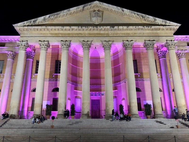 Palazzo Barbieri: facciata illuminata di rosa