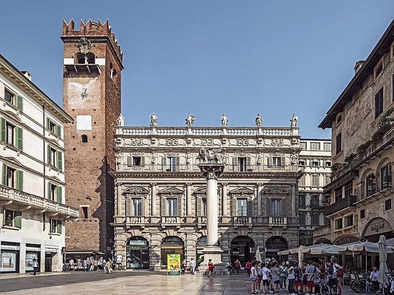 932px Piazza Delle Erbe Palazzo Maffei Verona 2