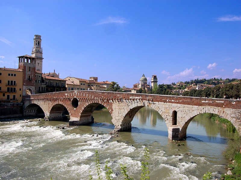 Veronetta : Ponte Pietra A Verona
