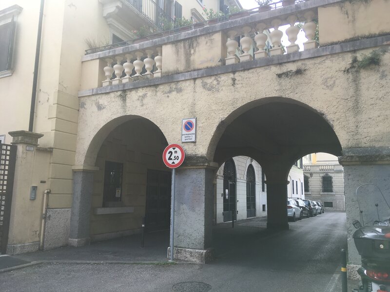 Balaustrina con sotto due archi e in mezzo la strada.