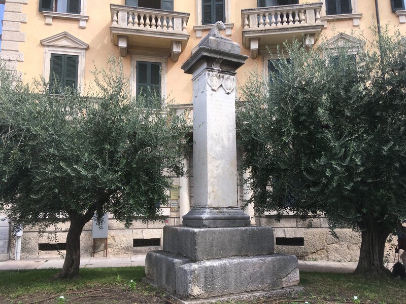 Colonna Lanai con con intorno degli alberi e dietro un palazzo
