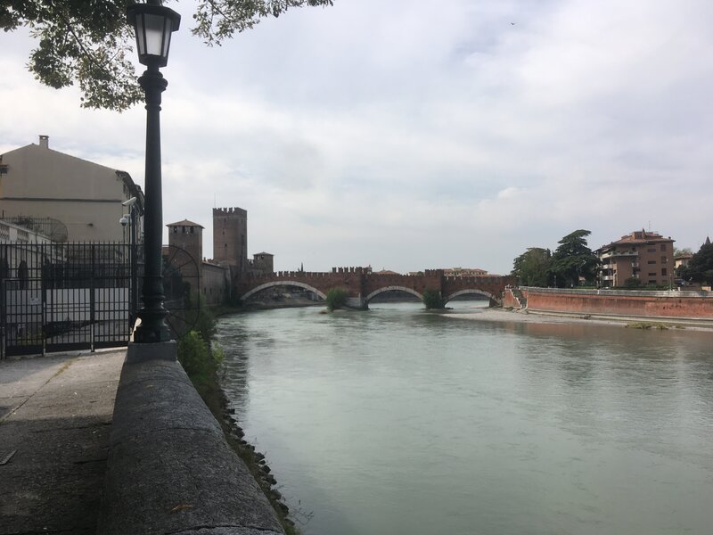 Riva San Lorenzo. Letto del fiume, lampione e il ponte a tre archi