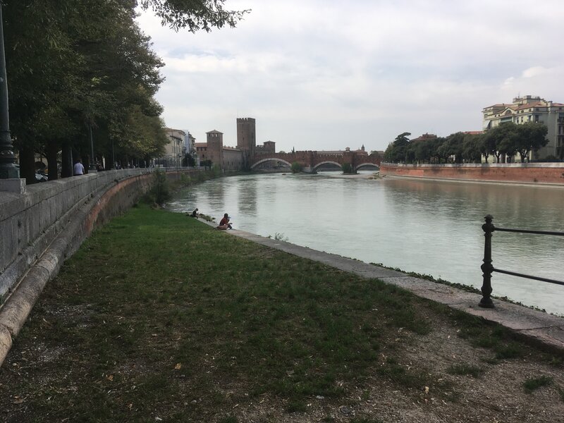 Rampa utilizzata dalla fabbrica di calce . Il letto del fiume e in fondo il ponte a tre archi