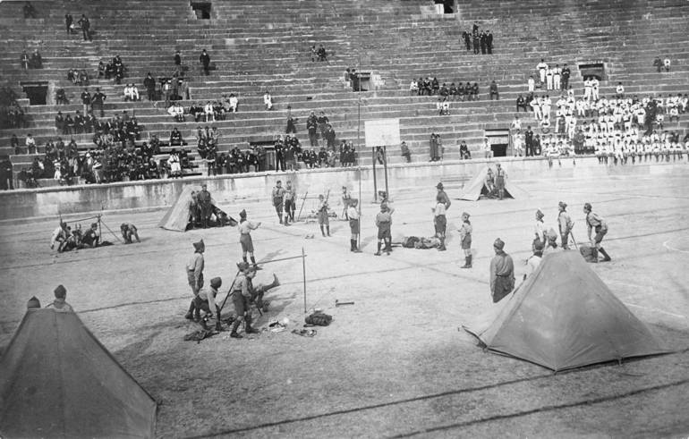 Una foto d'epoca dei primi gruppi scout a Verona