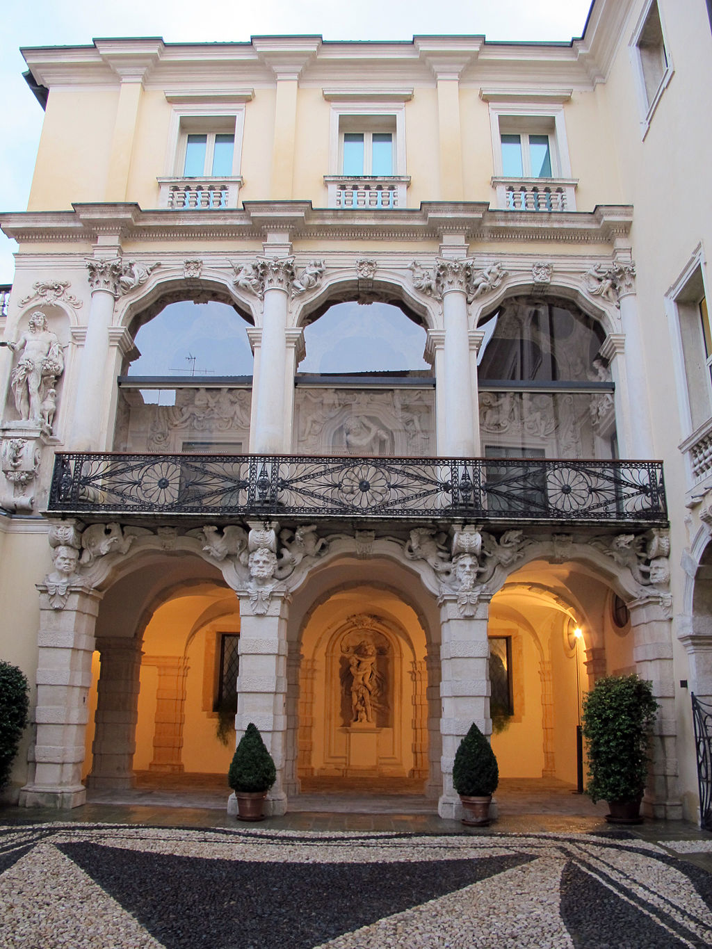 Palazzo Leoni Montanari 02