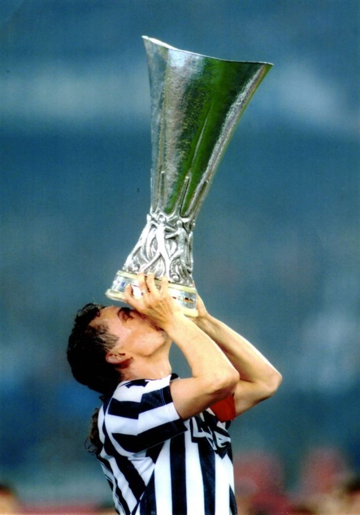 Roberto Baggio - Baggio alza la coppa Uefa