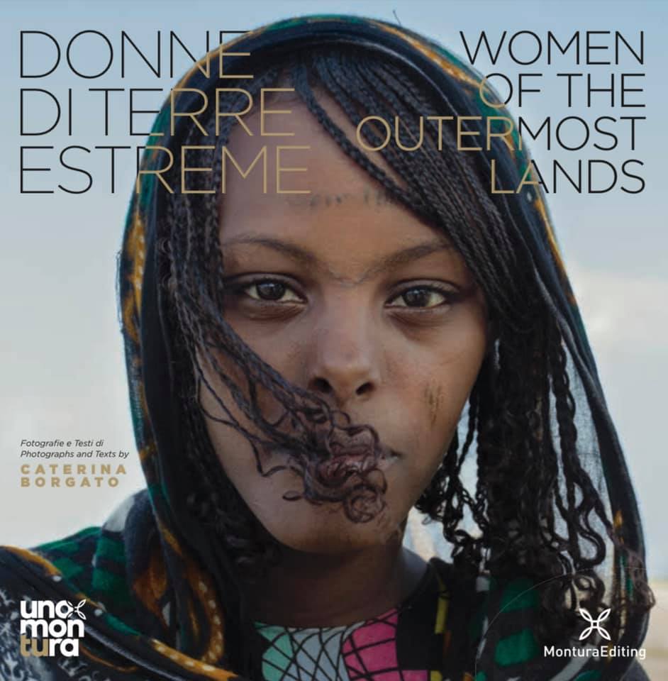 Women For Freedom - Donna Con Treccine sulla copertina