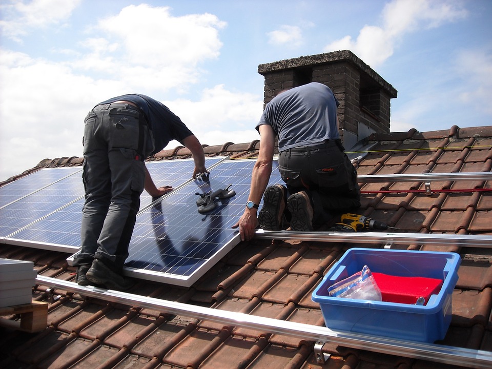 Fotovoltaico a Vicenza - Operai che lavorano sul tetto