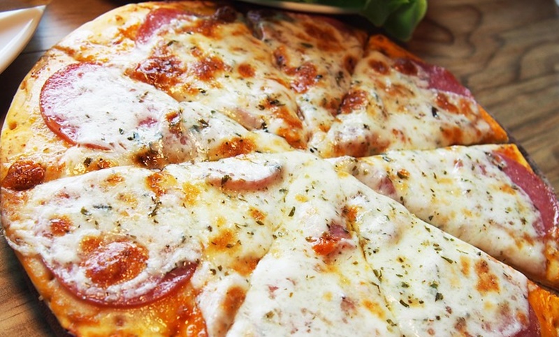 Pizza di polenta - Pizzetta con mozzarella e salame