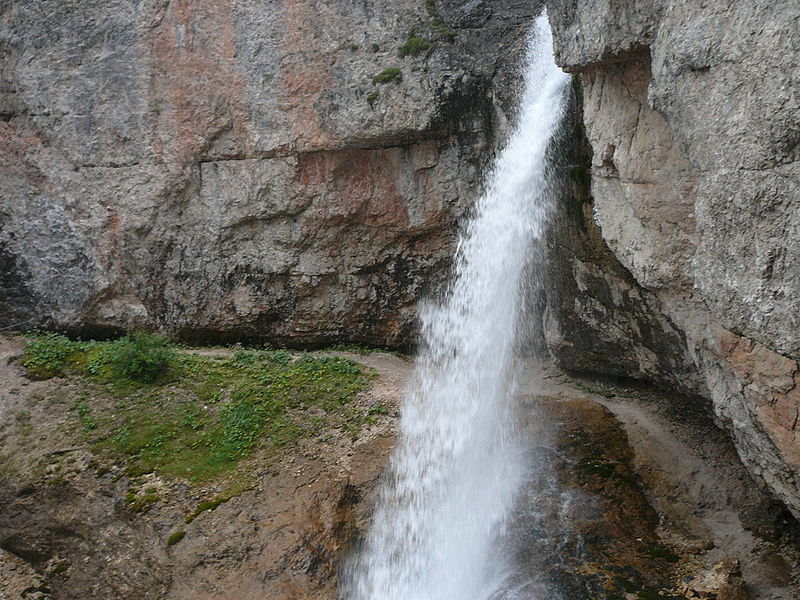 le cascate più belle del veneto - Gola Di Fanes sullo sfondo