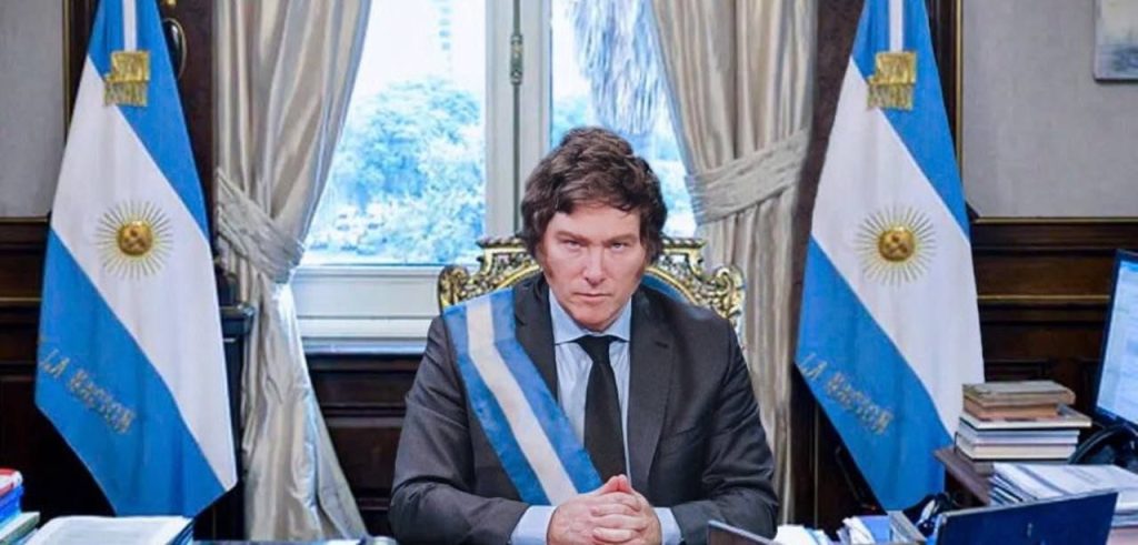 Javier Milei - Presidente In Argentina al suo tavolo