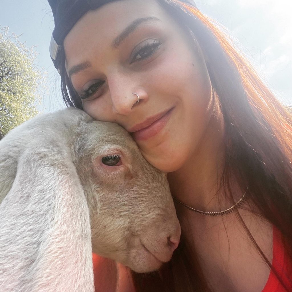 Nicole e Luca  - Foto di Nicole con una pecorella